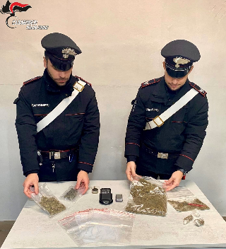 Urbania - I carabinieri gli riportano il telefono, ma trovano marijuana in casa, arrestato 25enne